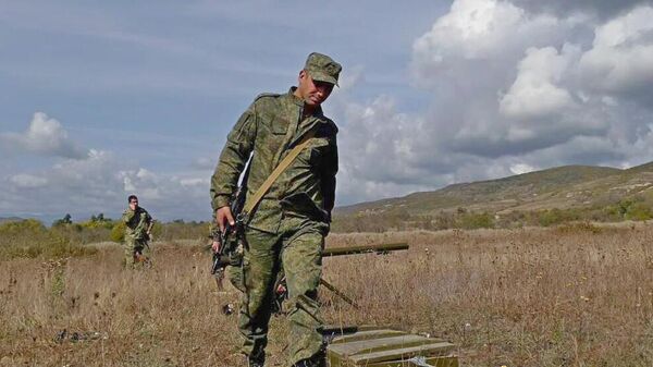С военнослужащими роты почетного караула продолжаются полевые занятия - Sputnik Южная Осетия