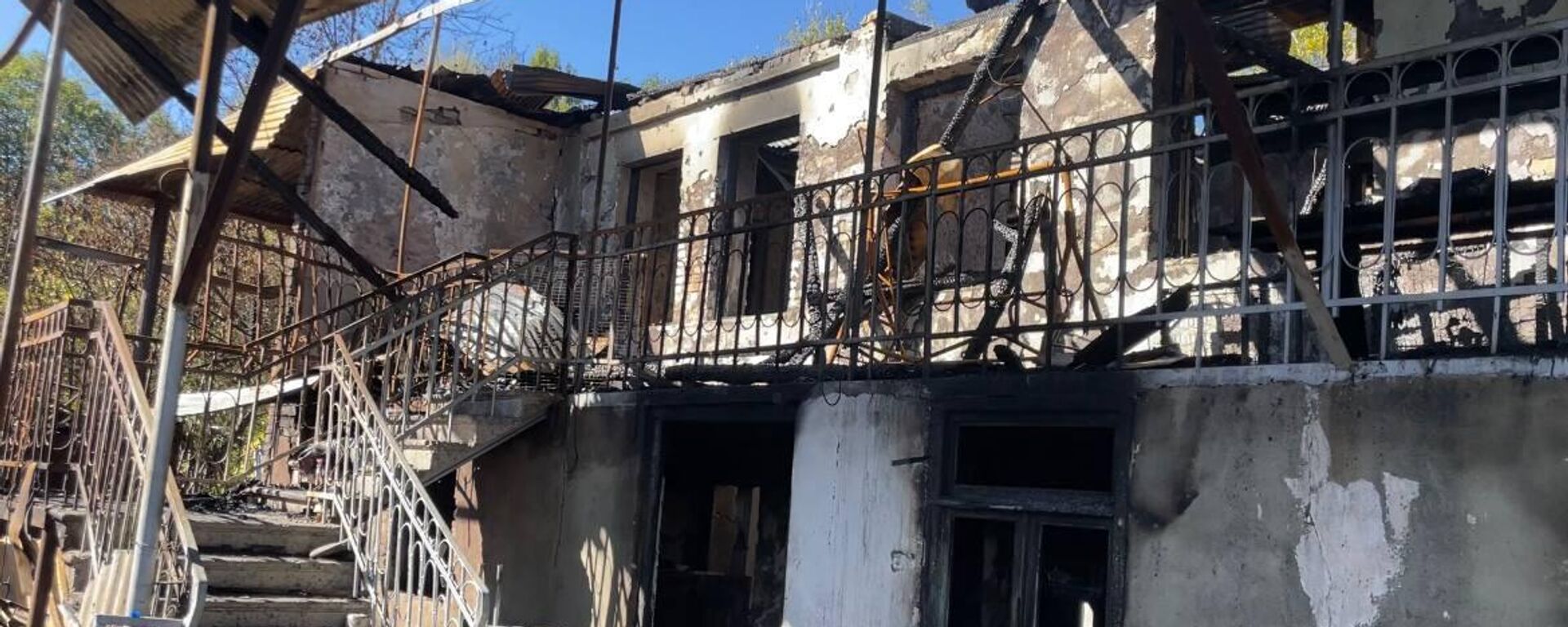 Гаглоев пообещал помочь семье из Знаурского района, чей дом сгорел во время пожара - Sputnik Южная Осетия, 1920, 12.10.2023