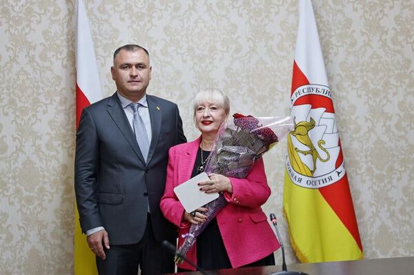 Алан Гаглоев вручил государственные награды учителям Республики Южная Осетия  - Sputnik Южная Осетия