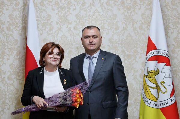 Алан Гаглоев вручил государственные награды учителям Республики Южная Осетия  - Sputnik Южная Осетия