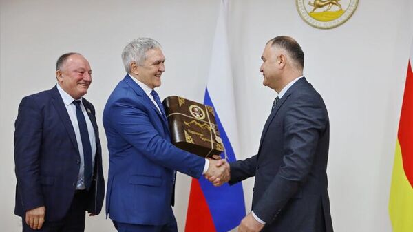 Алан Гаглоев встретился с делегацией Карачаево-Черкесской Республики - Sputnik Южная Осетия