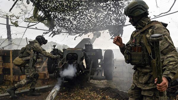 Российские артиллеристы ведут огонь по противнику в зоне СВО. Архивное фото  - Sputnik Южная Осетия