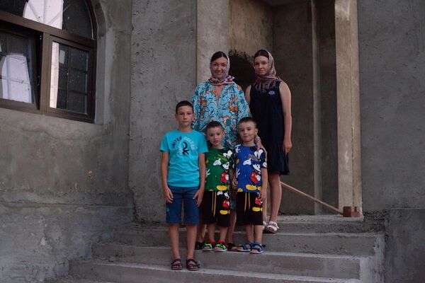 Эллада Савиди с детьми - Sputnik Южная Осетия