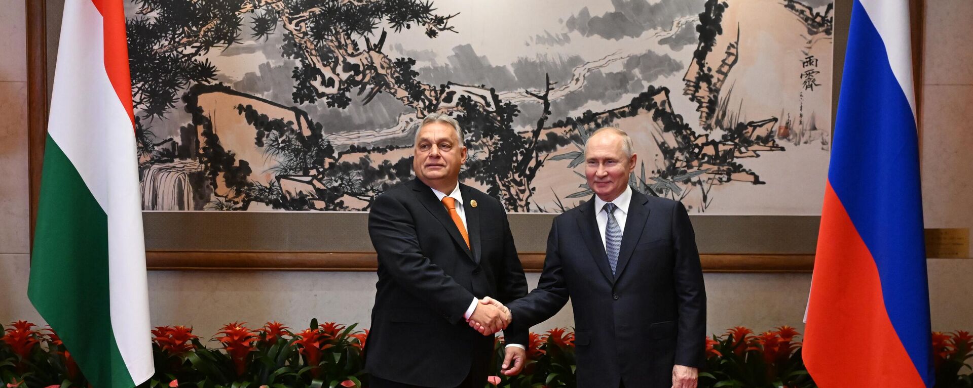 Президент России Владимир Путин и премьер-министр Венгрии Виктор Орбан во время встречи в Пекине - Sputnik Южная Осетия, 1920, 17.10.2023