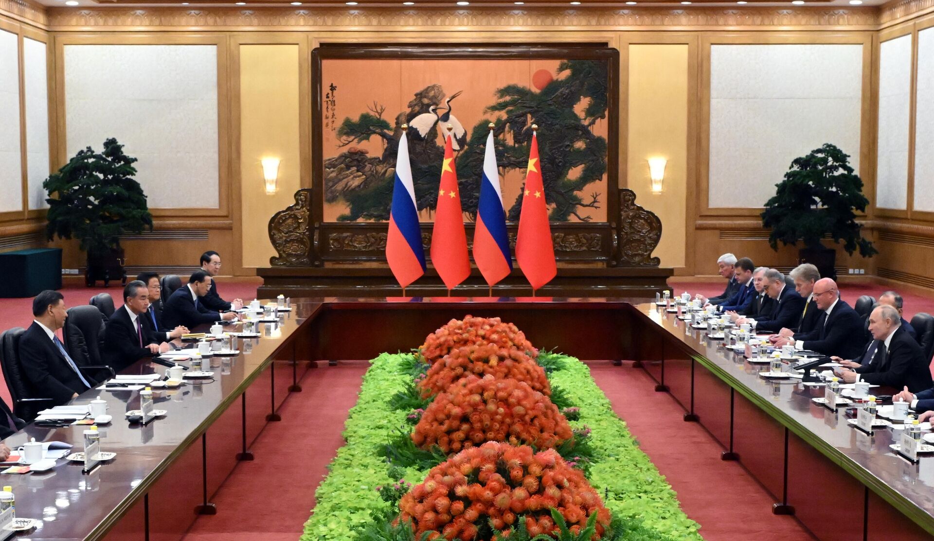 Президент РФ Владимир Путин и председатель КНР Си Цзиньпин (слева) во время российско-китайских переговоров в Пекине - Sputnik Южная Осетия, 1920, 18.10.2023