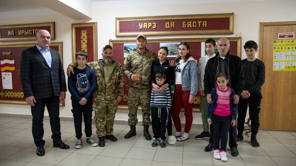 Бойцы батальона Алания передали спортинвентарь Ленингорскому детскому дому - Sputnik Южная Осетия
