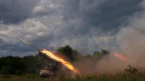 Реактивные системы залпового огня БМ-21 Град ведут огонь по позициям ВСУ. Архивное фото  - Sputnik Южная Осетия