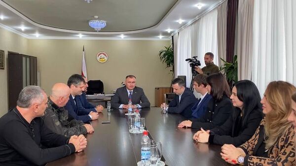  Коллективу Минюста Южной Осетии представили нового руководителя  - Sputnik Южная Осетия