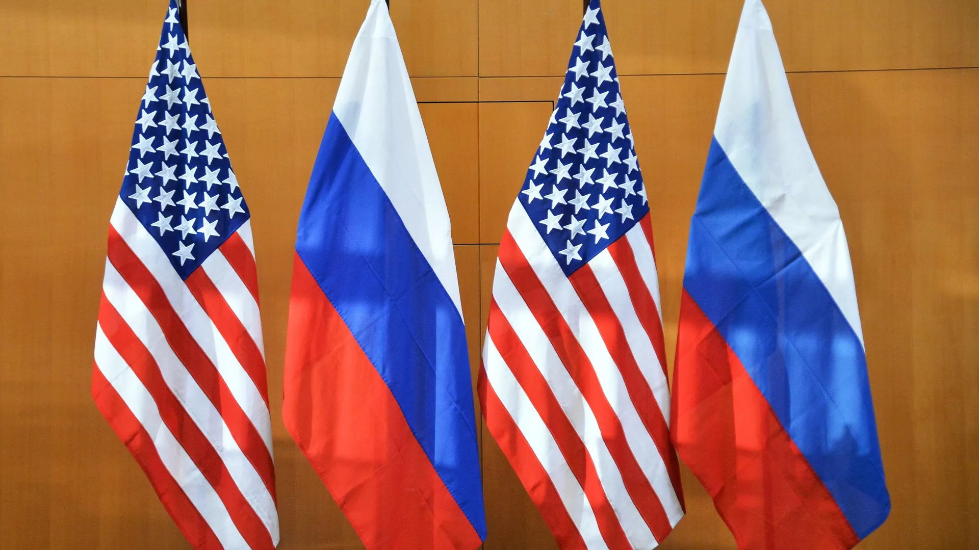Государственные флаги России и США. Архивное фото