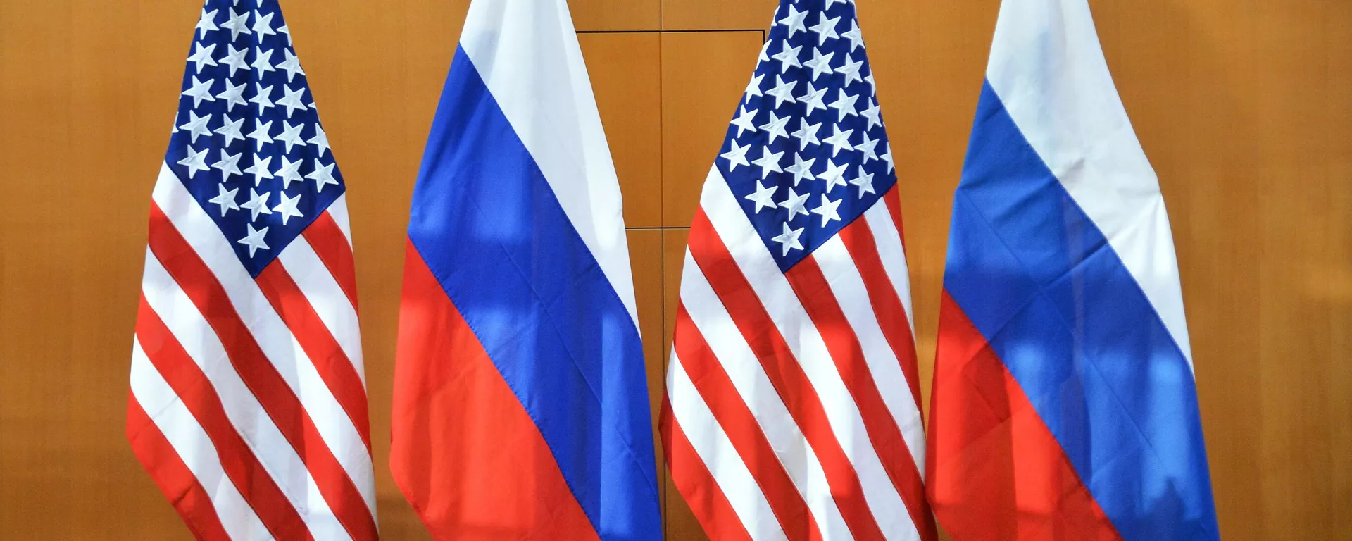 Государственные флаги России и США. Архивное фото - Sputnik Южная Осетия, 1920, 24.03.2025