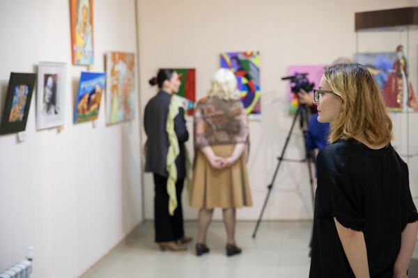 Выставка молодых художников в ЮОГУ - Sputnik Южная Осетия