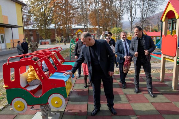 Президент Алан Гаглоев посетил детский сад в поселке Ленингор - Sputnik Южная Осетия