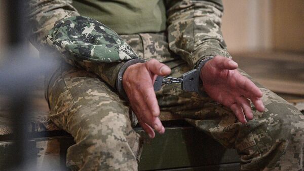 Наручники на руках украинского военнопленного. Архивное фото  - Sputnik Южная Осетия