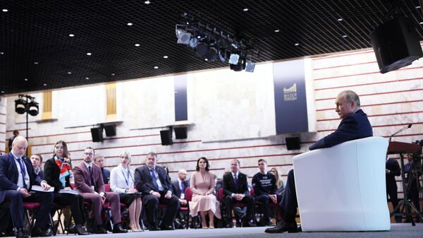  Президент РФ Владимир Путин во время встречи с членами Общественной палаты РФ нового состава - Sputnik Южная Осетия