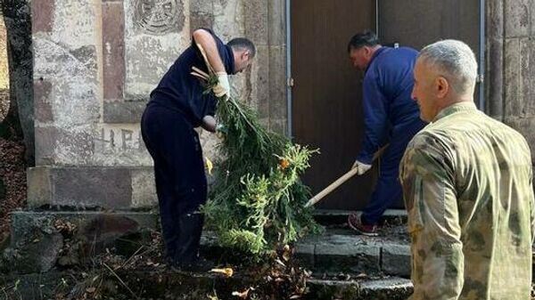 Сотрудники МВД расчистили территорию церкви Мыкалгабыр - Sputnik Южная Осетия