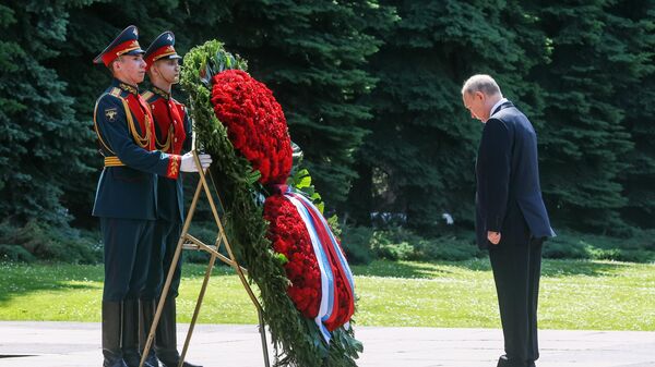 Президент РФ В. Путин возложил цветы  - Sputnik Южная Осетия