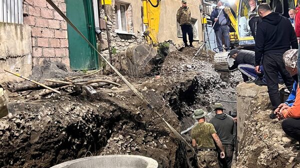 В Цхинвале во время ремонтных работ рабочего завалило землей - Sputnik Южная Осетия