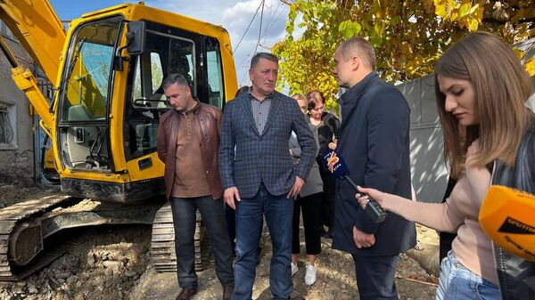 Делегация правительства РЮО во главе с премьером на строительстве коммуникаций на улице Козаева в Цхинвале   - Sputnik Южная Осетия