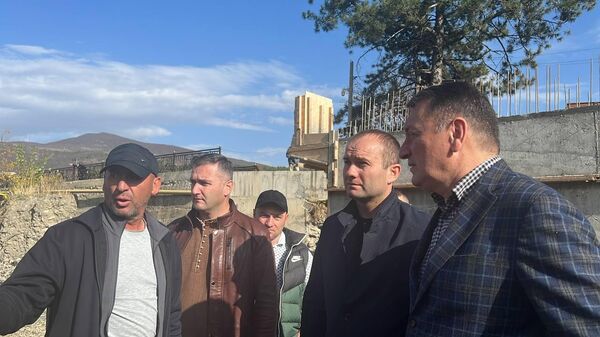 Премьер Константин Джуссоев проинспектировал ход строительства нового Старого моста - Sputnik Южная Осетия