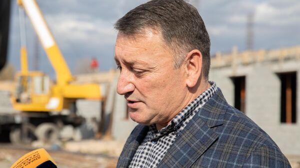 Константин Джуссоев во время объезда по местам проведения строительных работ - Sputnik Южная Осетия