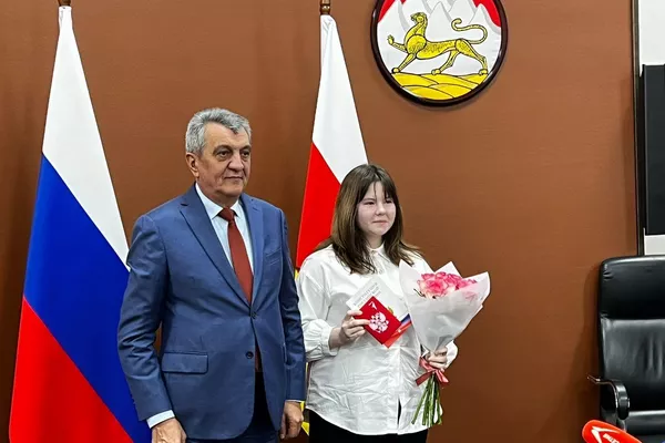 Сергей Меняйло вручил паспорта активистам Движения первых Сергей Меняйло вручил паспорта активистам Движения первых - Sputnik Южная Осетия