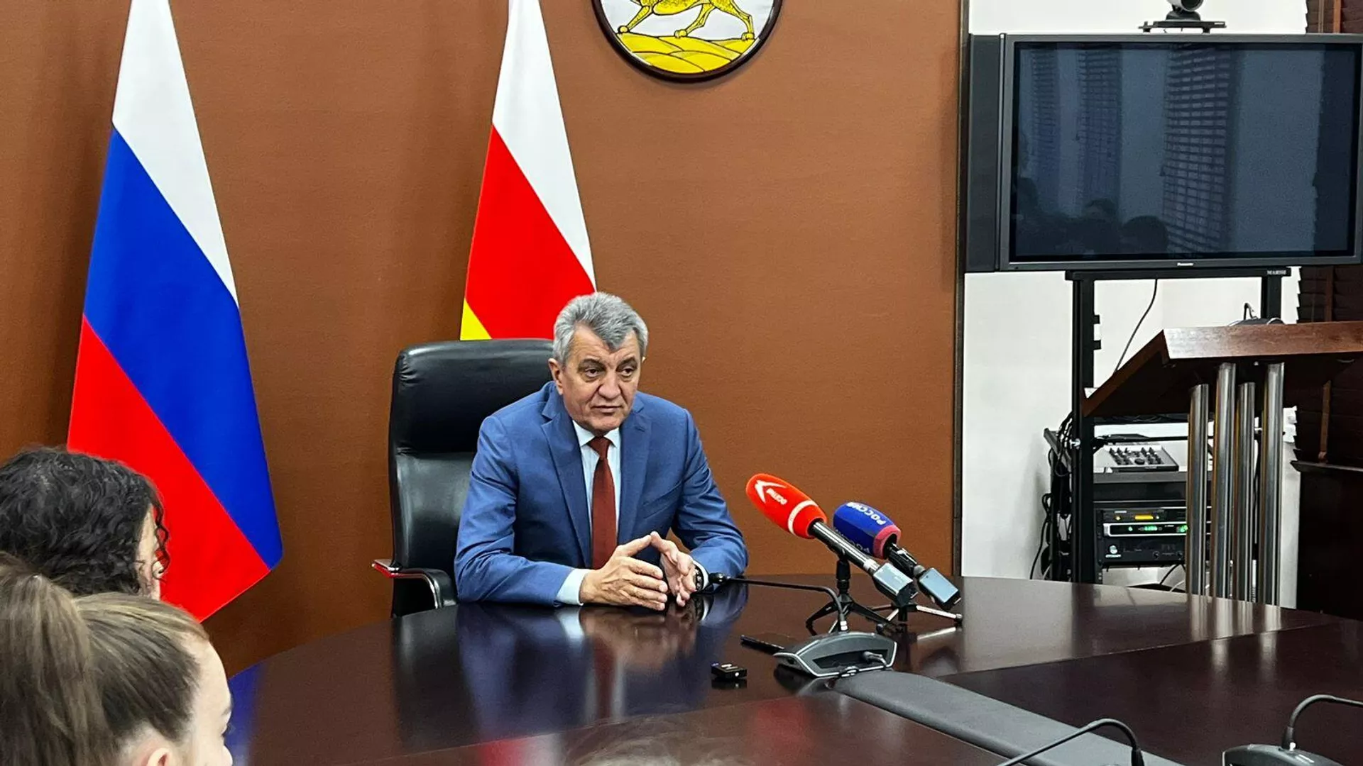 Сергей Меняйло вручил паспорта активистам Движения первых Сергей Меняйло вручил паспорта активистам Движения первых - Sputnik Южная Осетия, 1920, 08.11.2023