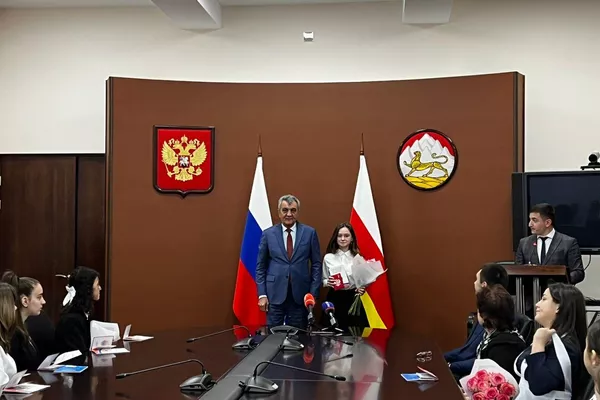 Сергей Меняйло вручил паспорта активистам Движения первых Сергей Меняйло вручил паспорта активистам Движения первых - Sputnik Южная Осетия