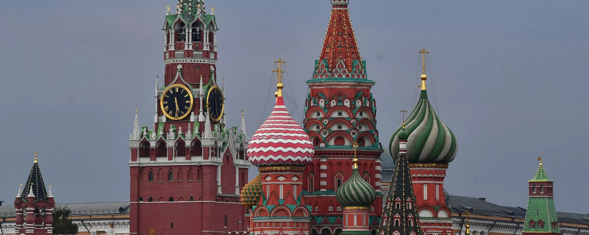 Спасская башня Московского Кремля и Покровский собор. Архивное фото  - Sputnik Южная Осетия, 1920, 10.01.2025