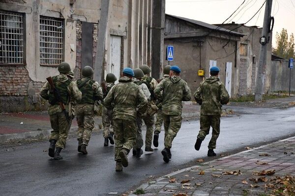 Спецназовцы Минобороны РЮО во время квалификационных испытаний на право ношения голубого берета  - Sputnik Южная Осетия