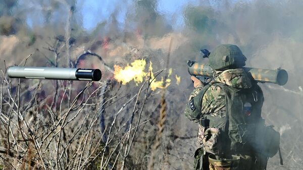 Военнослужащий Вооруженных сил РФ стреляет из реактивного огнемета Шмель. Архивное фото  - Sputnik Южная Осетия