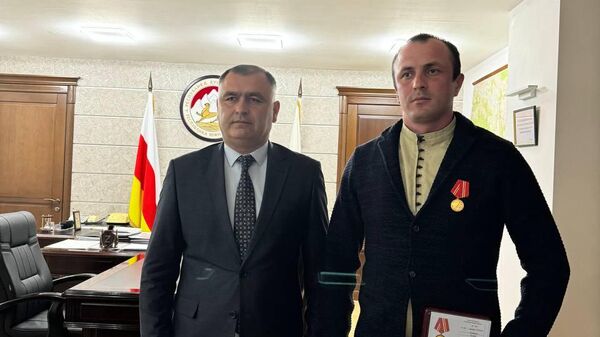Алан Гаглоев наградил медалью Защитник Отечества участника СВО Сослана Котолова - Sputnik Южная Осетия