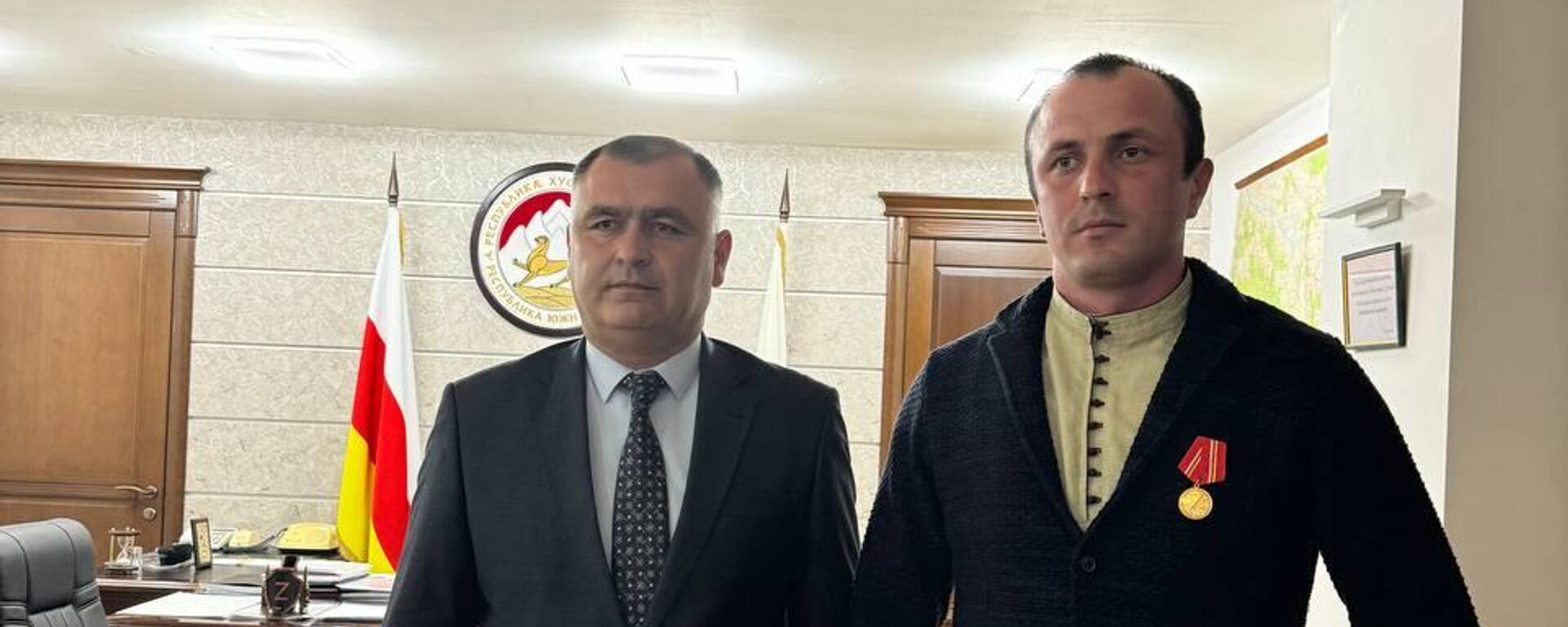 Алан Гаглоев наградил медалью Защитник Отечества участника СВО Сослана Котолова - Sputnik Южная Осетия, 1920, 09.11.2023