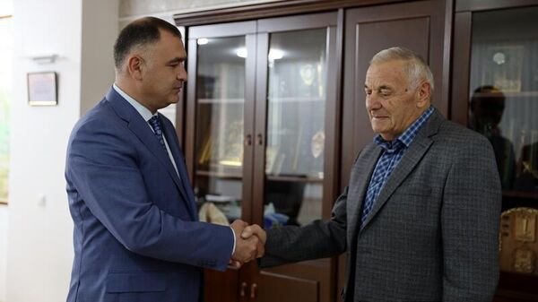 Президент Южной Осетии Алан Гаглоев наградил орденом Почета юриста Руслана Гаглоева - Sputnik Южная Осетия