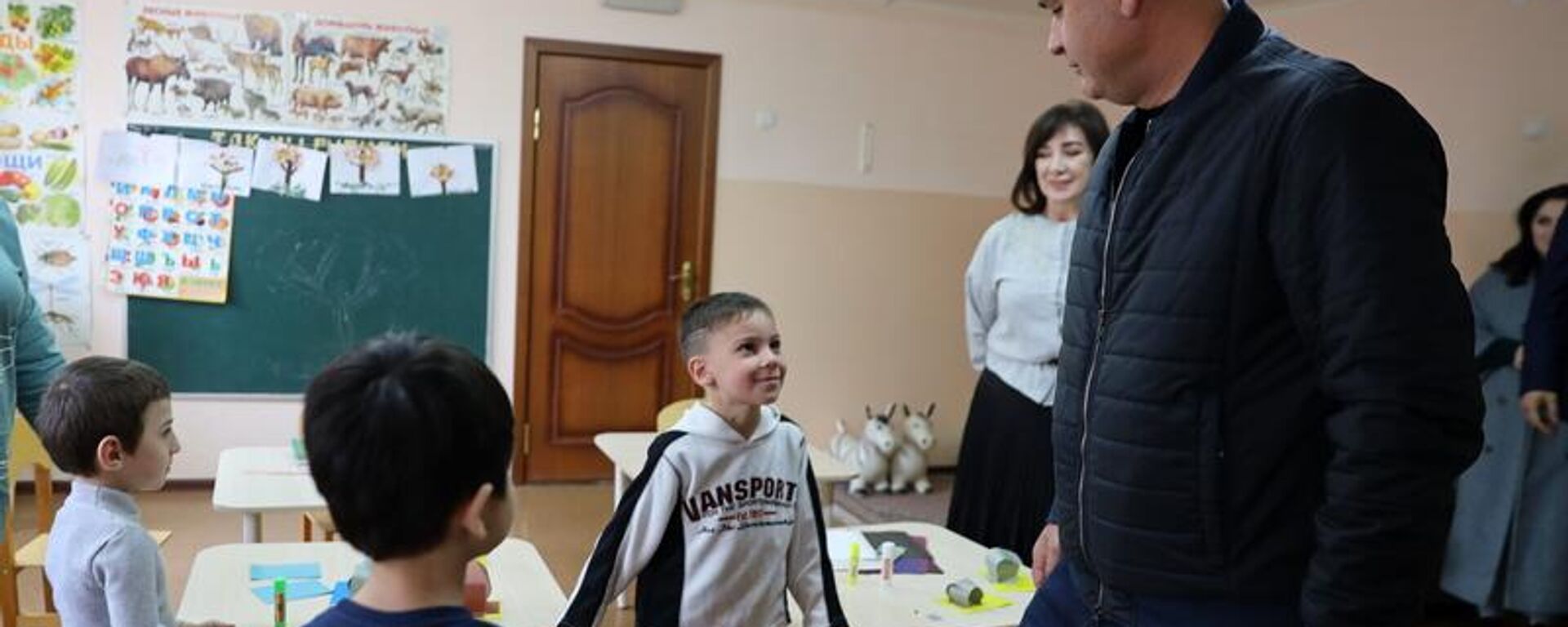 Президент Южной Осетии Алан Гаглоев во вторник посетил Цхинвальскую школу-интернат - Sputnik Южная Осетия, 1920, 14.11.2023