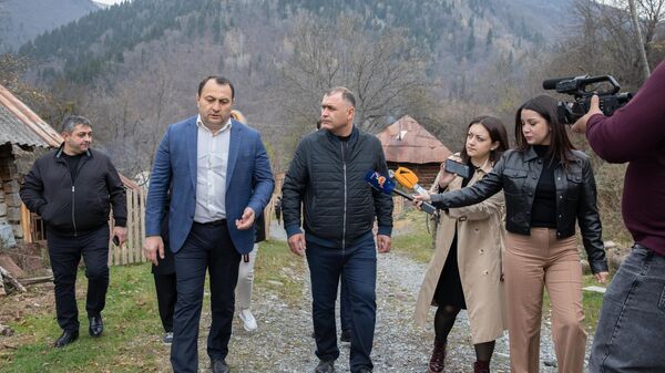 Президент Алан Гаглоев проверил ход работ по замене ЛЭП в с. Стырфаз и встретился с жителями села - Sputnik Южная Осетия