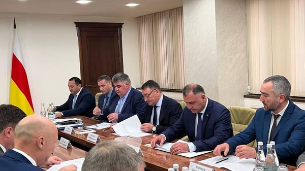 В Цхинвале проходит совещание членов российско-югоосетинской Межправкомиссии в узком составе  - Sputnik Южная Осетия