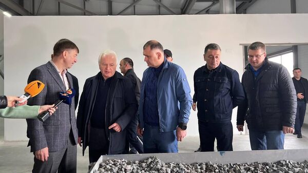 Алан Гаглоев и Игорь Маслов посетили предприятие Ир-Базальт 
 
 - Sputnik Южная Осетия