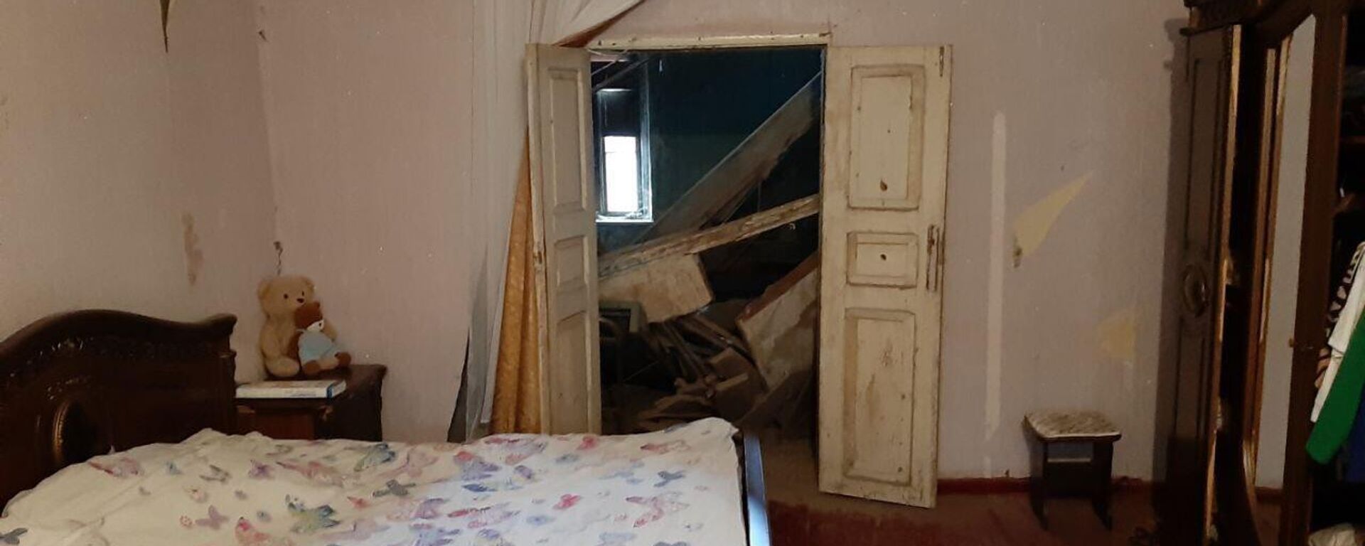 В аварийном доме в Цхинвале обрушился потолок - Sputnik Южная Осетия, 1920, 19.11.2023