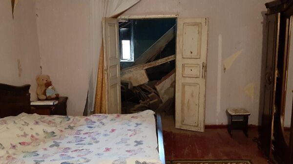 В аварийном доме в Цхинвале обрушился потолок - Sputnik Южная Осетия