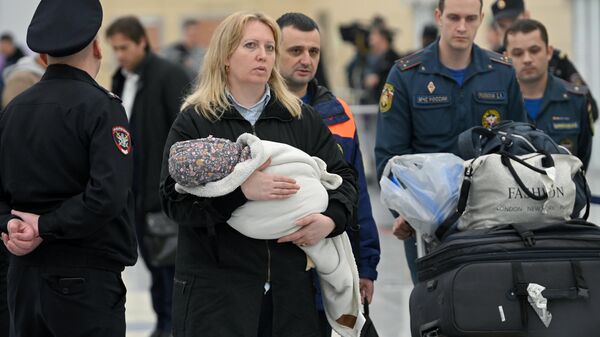 Прилет второй группы эвакуированных граждан РФ из сектора Газа в Москву - Sputnik Южная Осетия