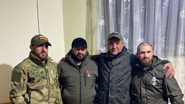 Сергей Меняйло наградил осетинских бойцов на передовой - Sputnik Южная Осетия