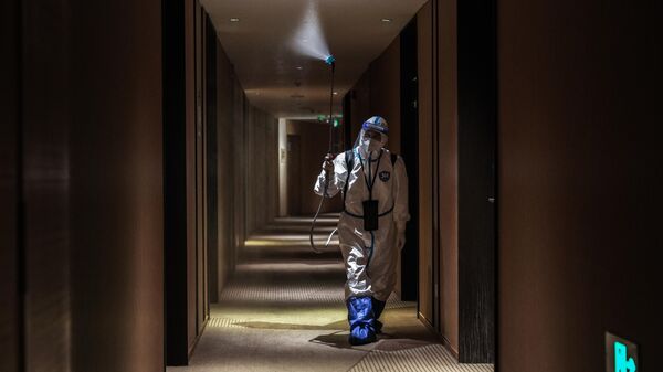 Сотрудник отеля проводит санитарную обработку коридора. Архивное фото  - Sputnik Южная Осетия