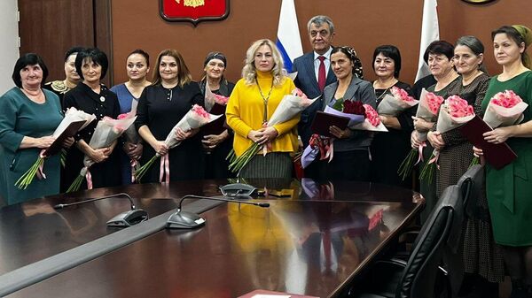Сергей Меняйло присвоил 16 женщинам из Северной Осетии звание Мать-героиня - Sputnik Южная Осетия