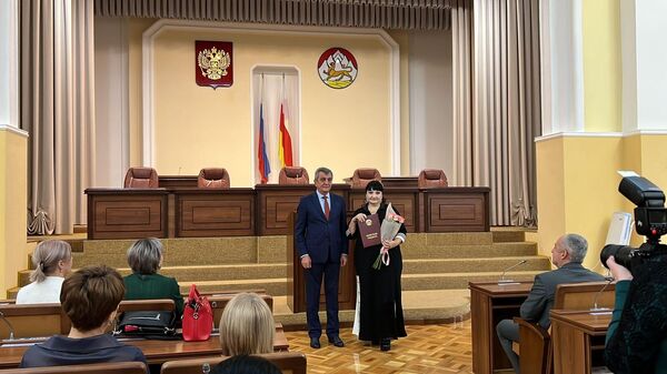 Сотрудников ЦИК Северной Осетии наградили в честь 30-летия избирательной системы - Sputnik Южная Осетия