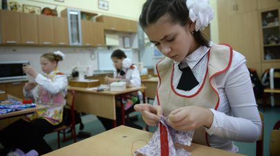 Ученицы гимназии во время урока труда. Архивное фото 