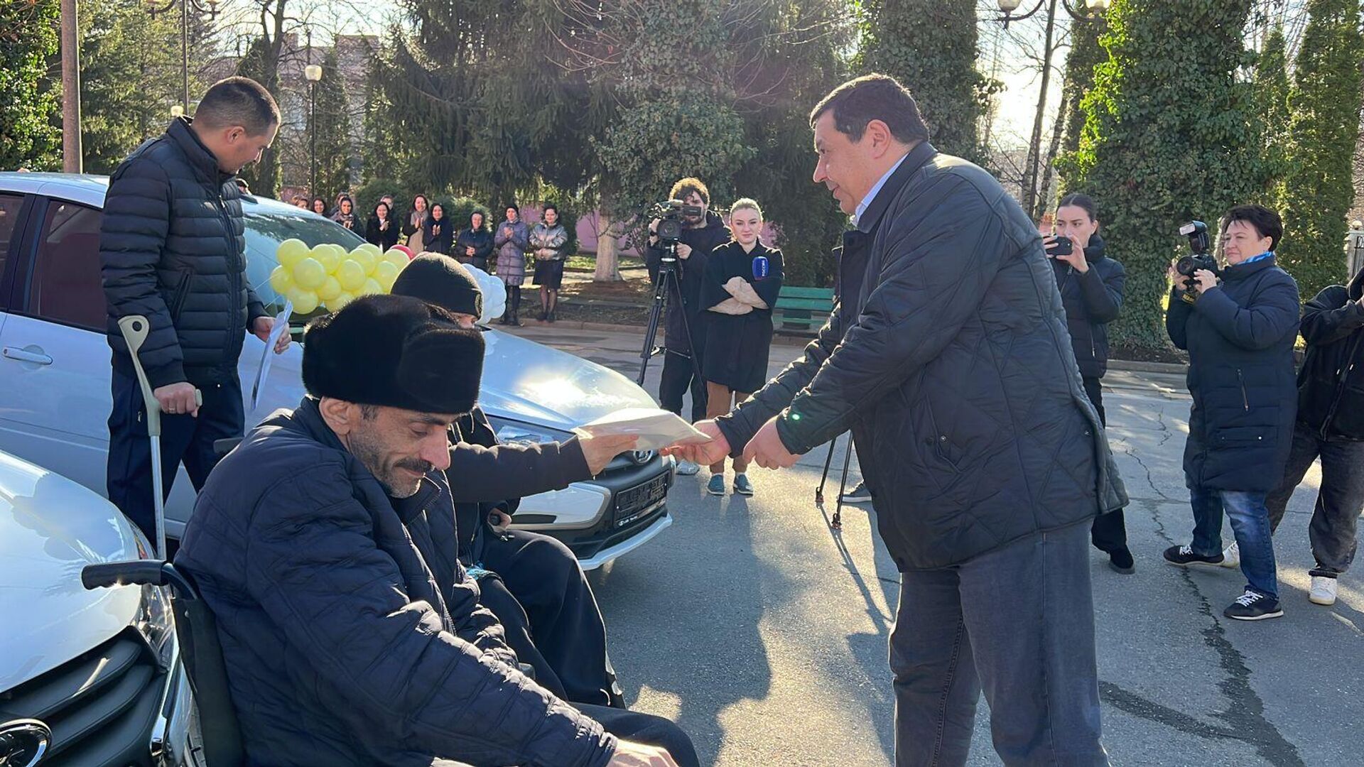 В Северной Осетии пострадавшим на производстве жителям подарили новые автомобили  - Sputnik Южная Осетия, 1920, 01.12.2023