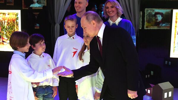 Президент РФ Владимир Путин на Международной выставке-форуме Россия на ВДНХ. - Sputnik Южная Осетия