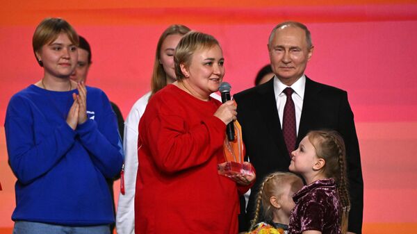 Президент РФ В. Путин наградил победителей международной премии #Мывместе - Sputnik Южная Осетия
