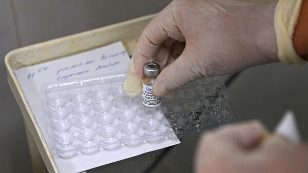  Медицинский работник использует флакон с вакциной Спутник Лайт для ревакцинации пациента - Sputnik Южная Осетия