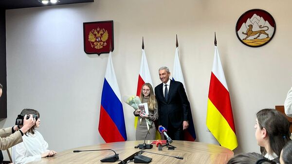 Борис Джанаев в День Конституции РФ вручил подросткам первые паспорта - Sputnik Южная Осетия